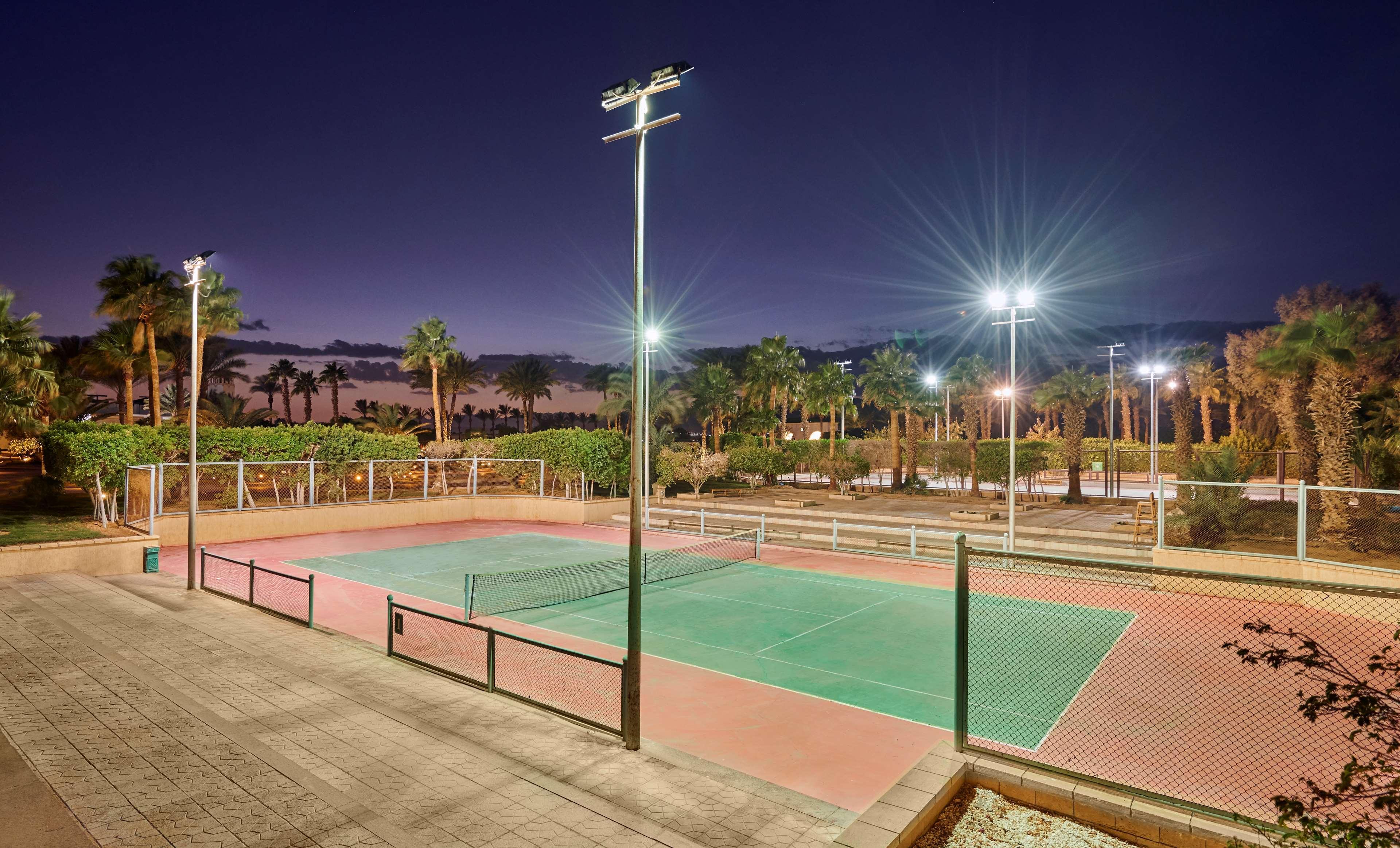 Park Regency Sharm El Sheikh Resort Exterior foto Tennis courts at the resort