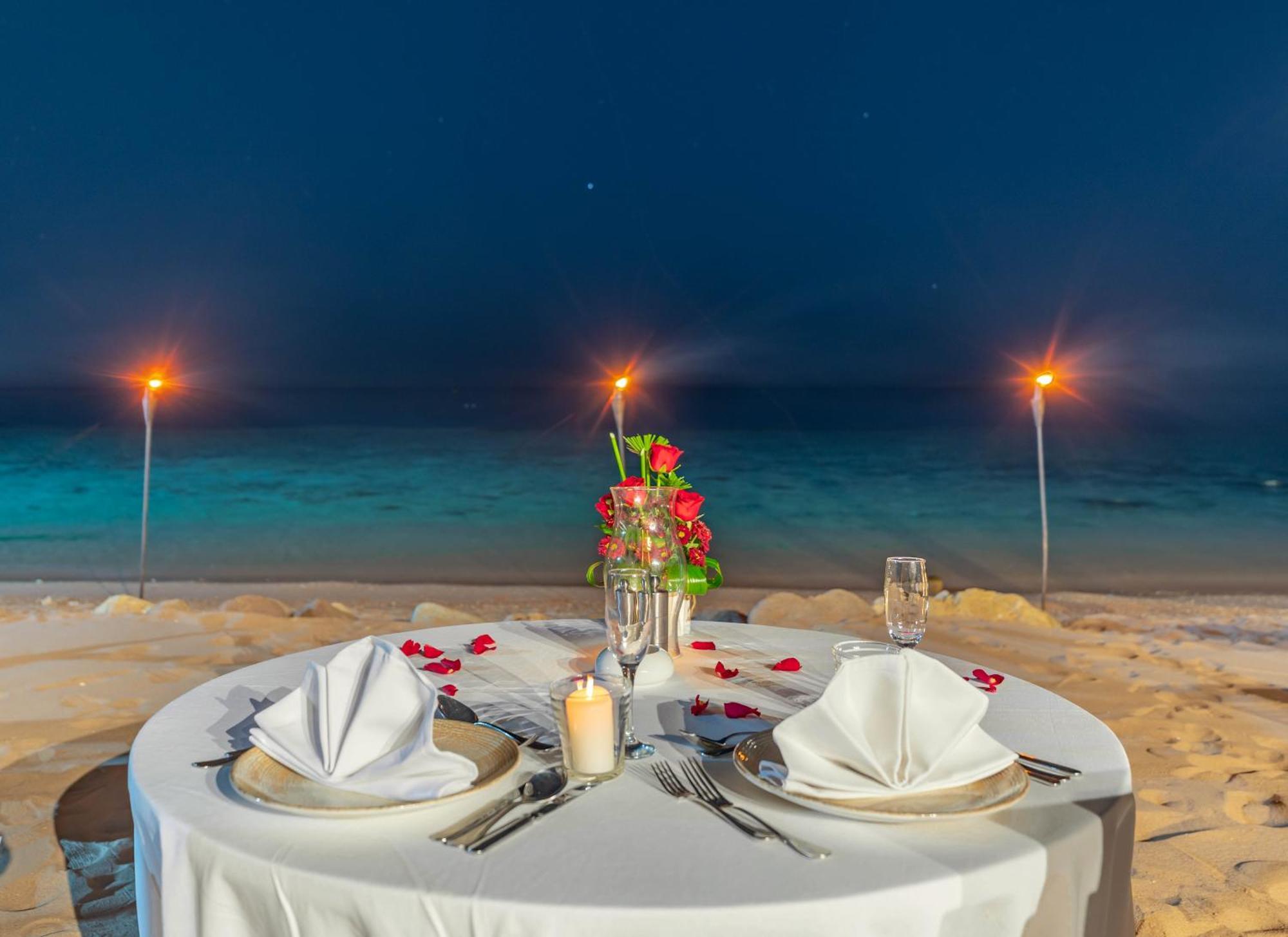 Park Regency Sharm El Sheikh Resort Exterior foto A beachside dinner at a resort in Cancun, Mexico