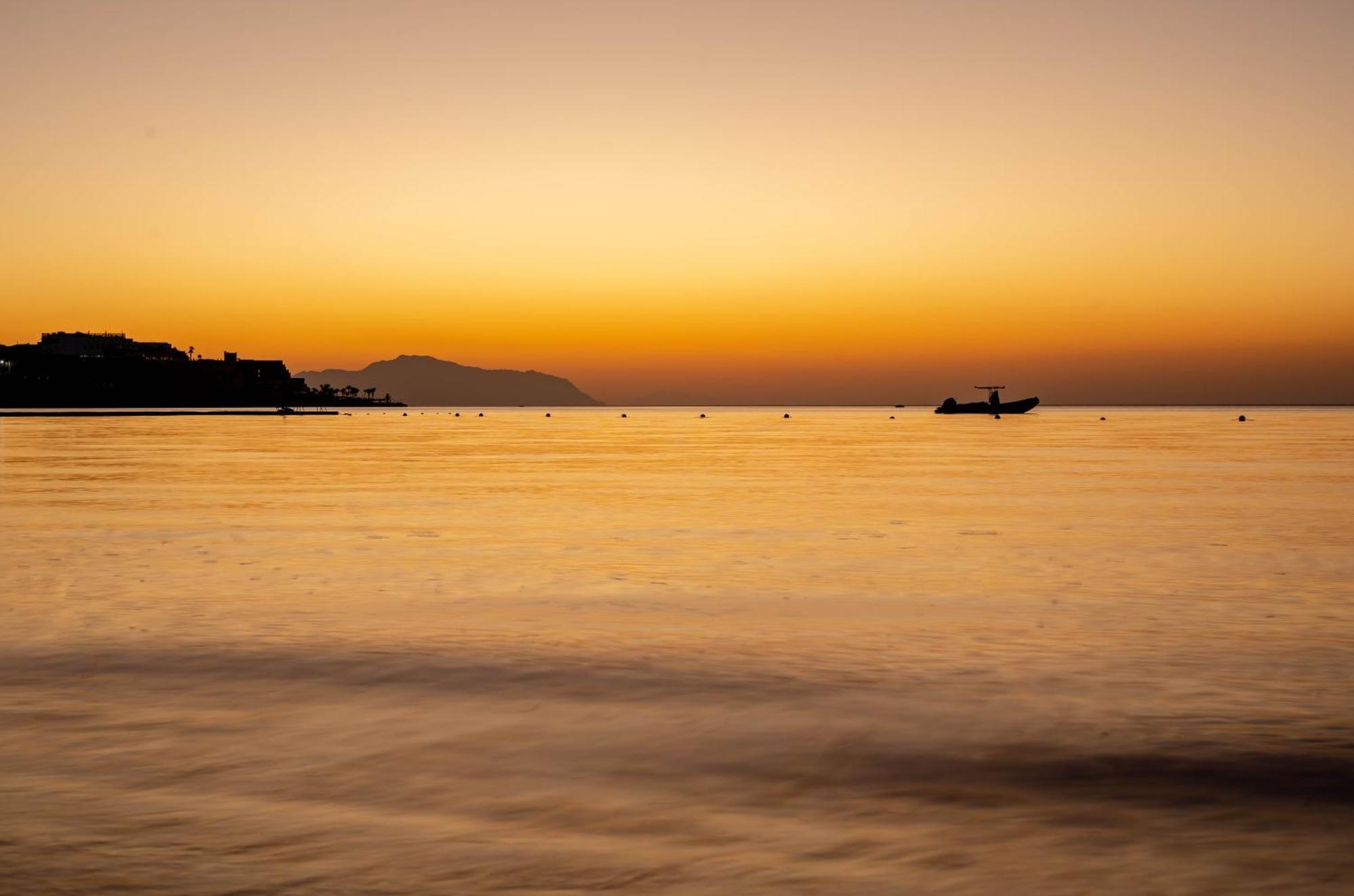 Park Regency Sharm El Sheikh Resort Exterior foto Sunset at the beach